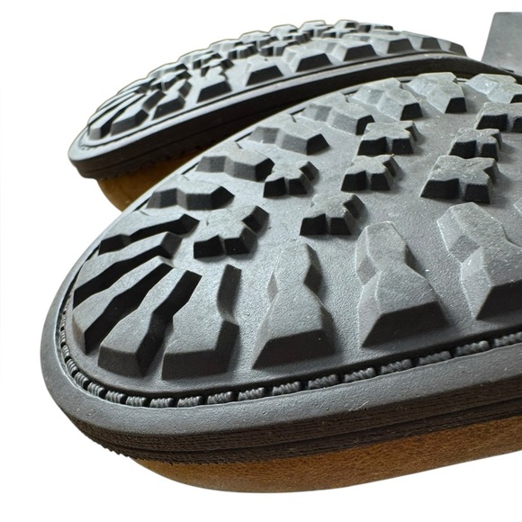 UGG Blayre II leather all weather zip on boots. - Picture 13 of 17